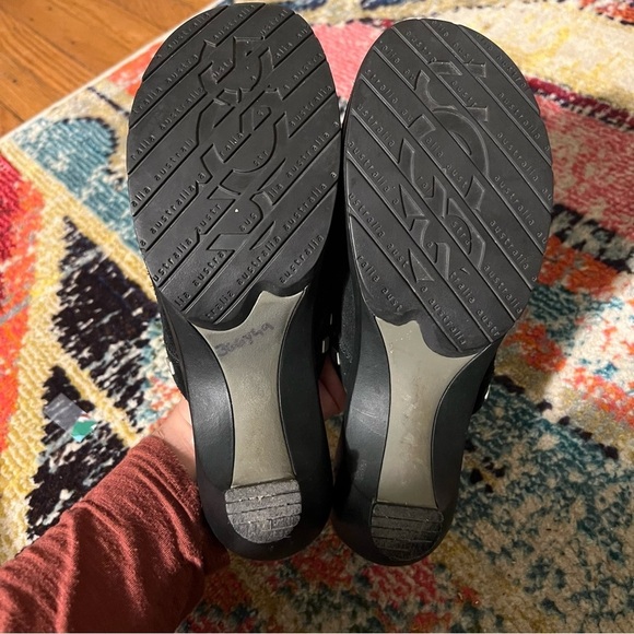 Ugg Fiona black studded suede shearling lined slip on clogs
Womens size 9.5 - Picture 5 of 8